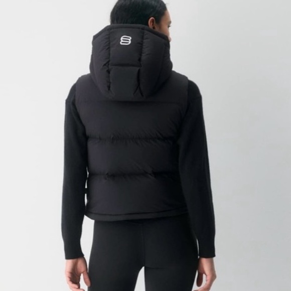 Aritzia Super Puff Shorty Vest in black LG - Picture 5 of 16